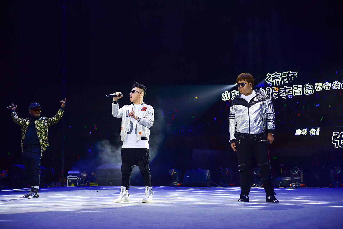 解释 唱跳rap篮球的梗