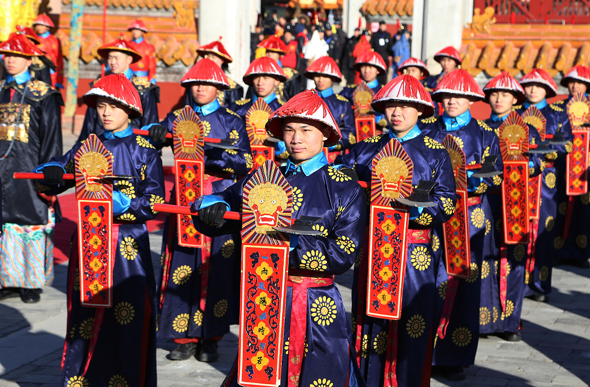 ***_***2017年1月30日,北京,演员们在进行仿清"祭地"表演.