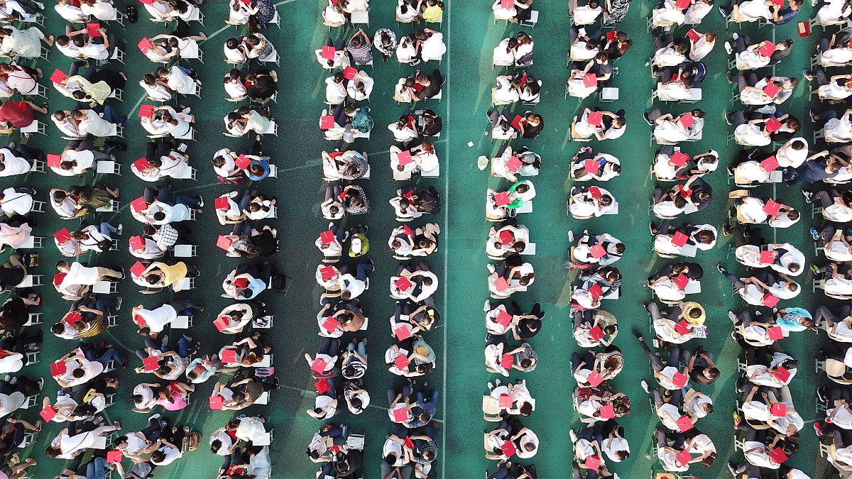 ***_***2018年6月15日,在江苏扬州第一中学成人礼上,家长为孩子佩戴"