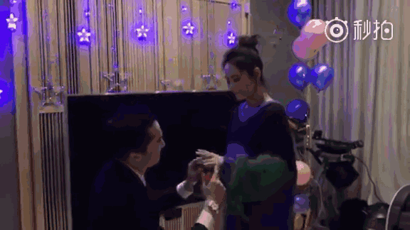 阿嬌被求婚現場有點寒酸，但男友一個舉動亮了，阿嬌立刻點頭不已