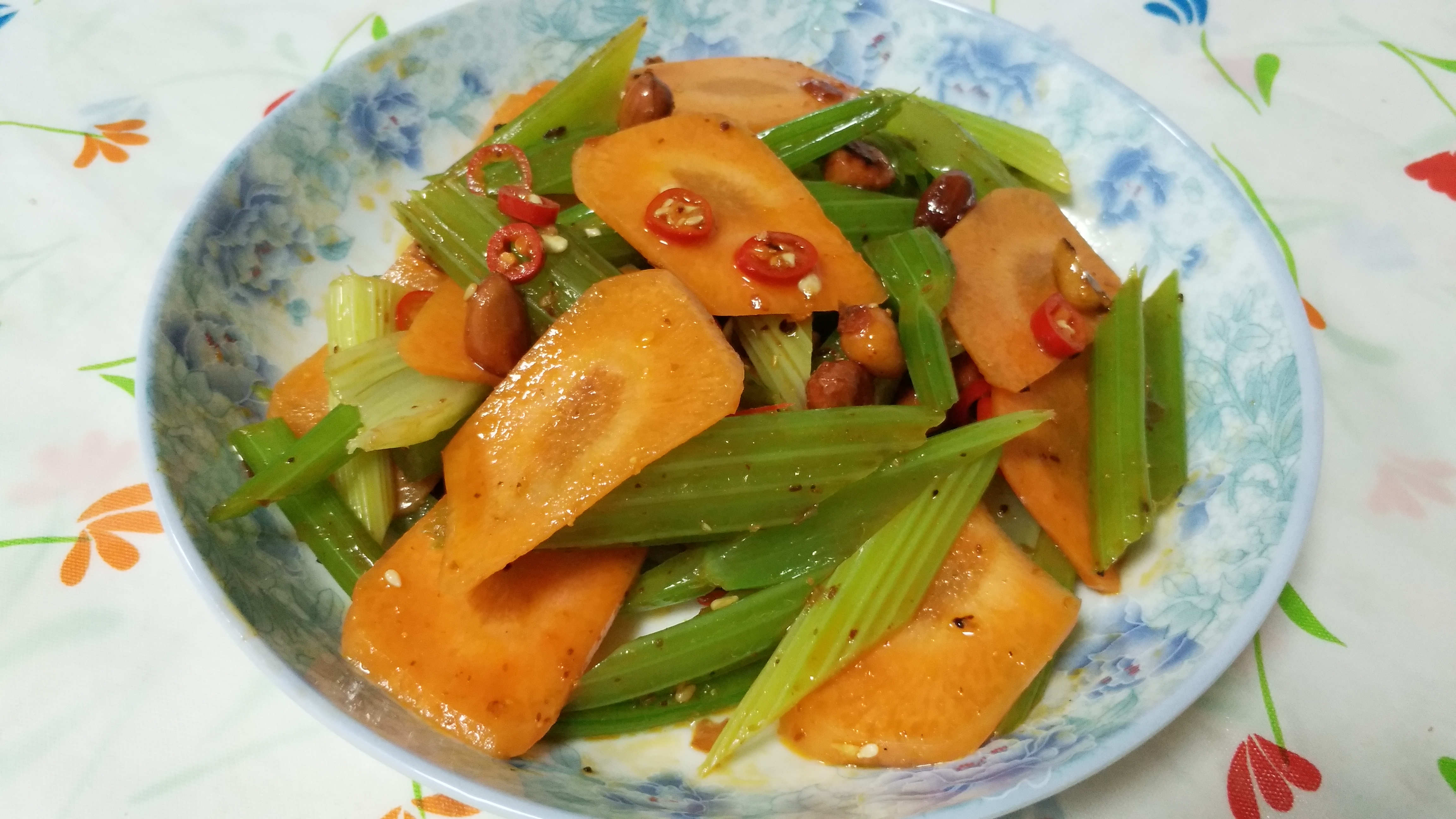 芹菜跟胡萝卜凉拌着吃,爽口开胃好吃,10分钟就能做好