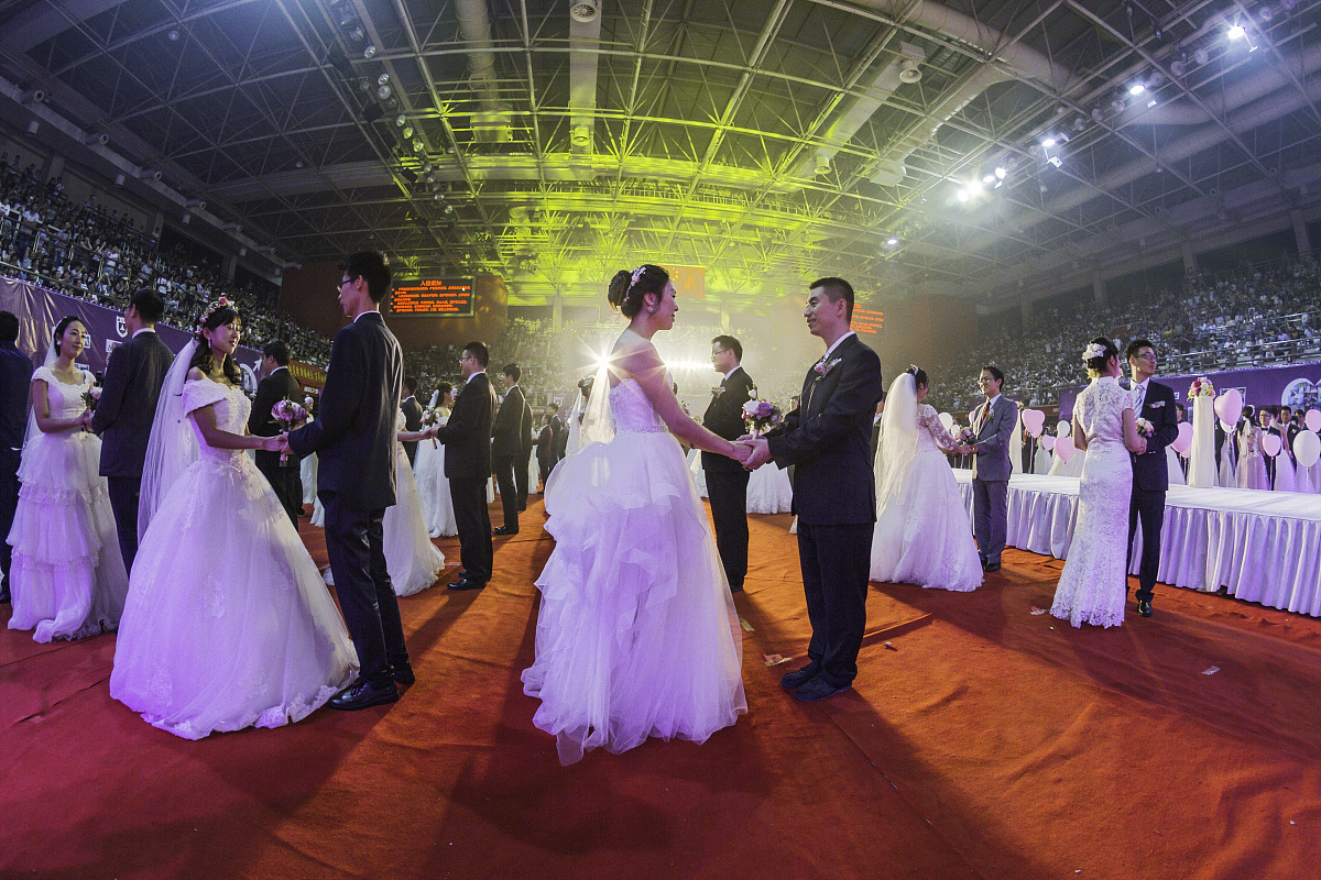 首先进行跑步俩圈然后就行喊口号自我激励然后由指导员进行当天的主题分享然后由同学对这个主题进行探讨并发表言论最后进行应急疏散演练。口号是没有任何借口勇于承担责任；牢记诚信为本品德决定人生；忠孝融入灵魂报国爱家有我。主题是爱家爱校始于言行。根据这些写一篇训练日志