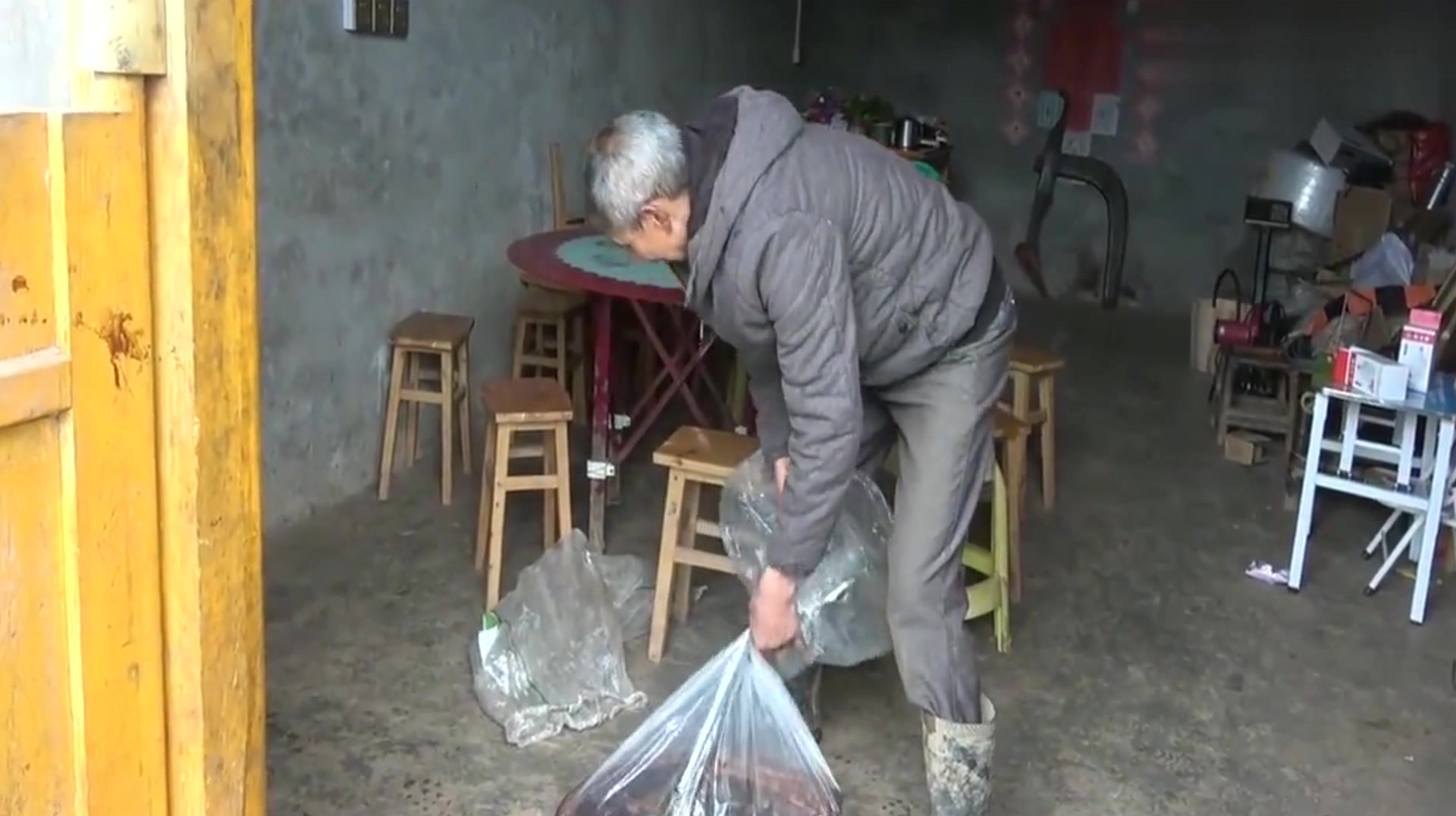 农村王四:大舅要去出去工作了,老爸送20斤腊肉,想家了就吃点