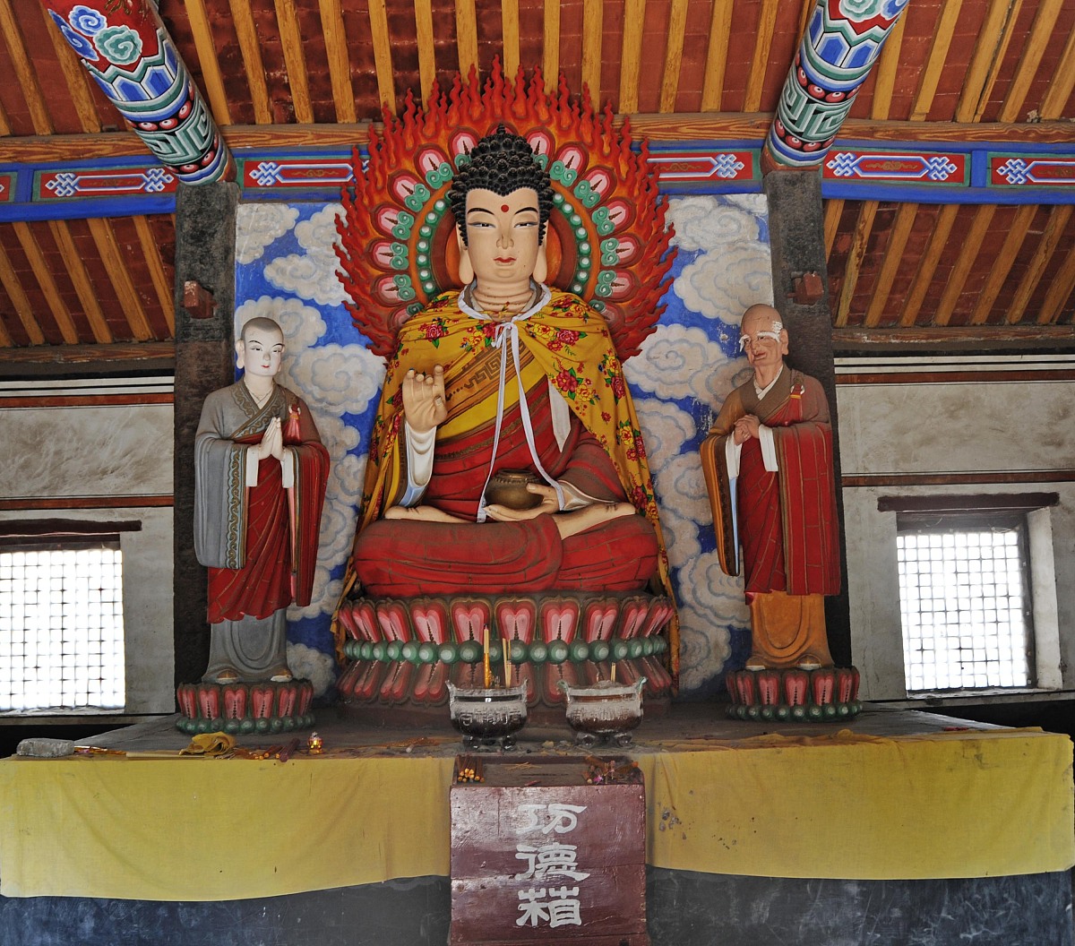 2009年8月,河南,三苏园.***_***大雄宝殿里供奉的释迦牟尼和弟子的塑