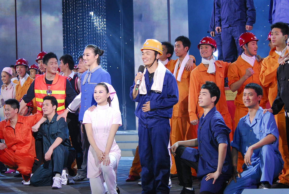 2008年2月7日,北京,08央视春节晚会现场.歌曲《农民工之歌》(王宝强领