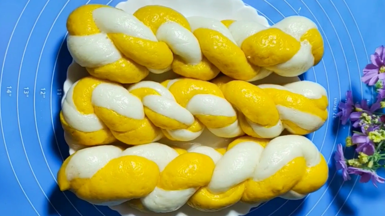 教你做花样面食,双色麻花的做法,不用油炸简单一蒸,好看又好吃