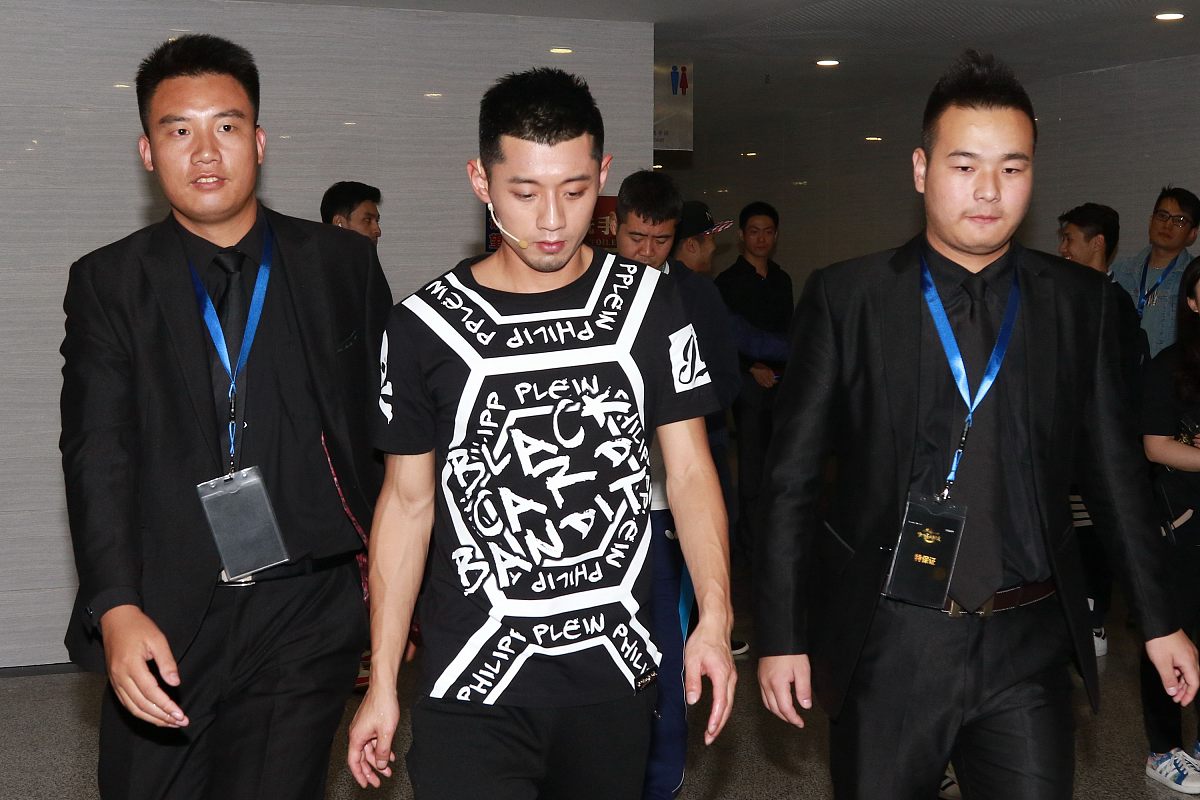 曹雨臣演示与黄景瑜互动，力求真实自然