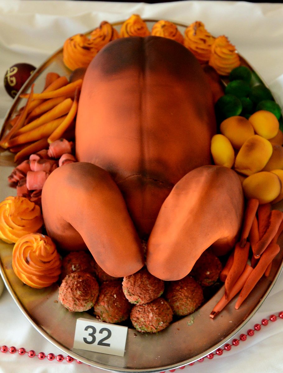 两个阶段各五十分评委打分后由工作人员计算平均分