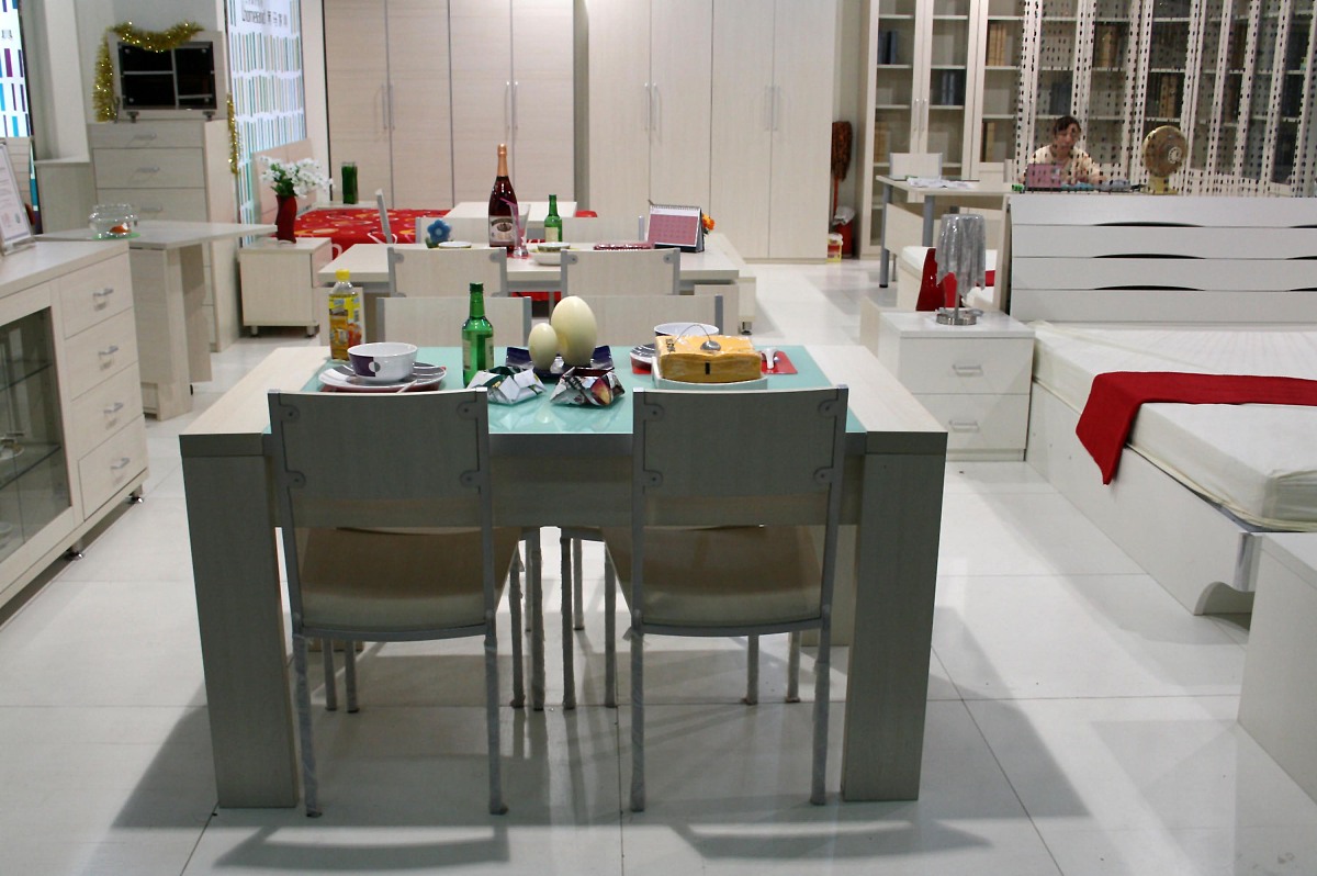 2007年7月31日,北京,家具专卖店里销售的餐桌,椅子,衣柜等家具.+++_++