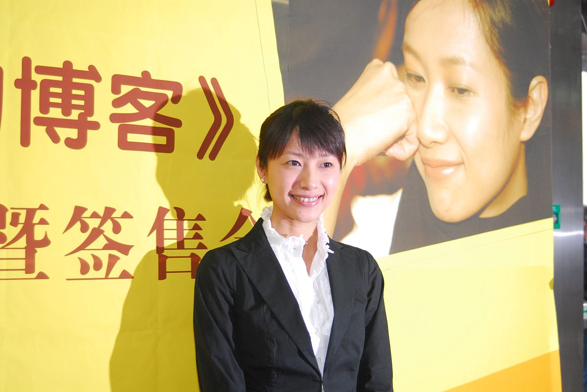 2006年5月14日,北京,徐静蕾为自己的新书《老徐和博客》在北京举行第
