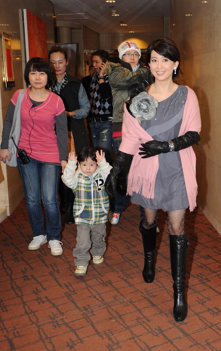 2009年11月3日,北京,孟庭苇演唱会新闻发布会.***_***孟庭苇与儿子一