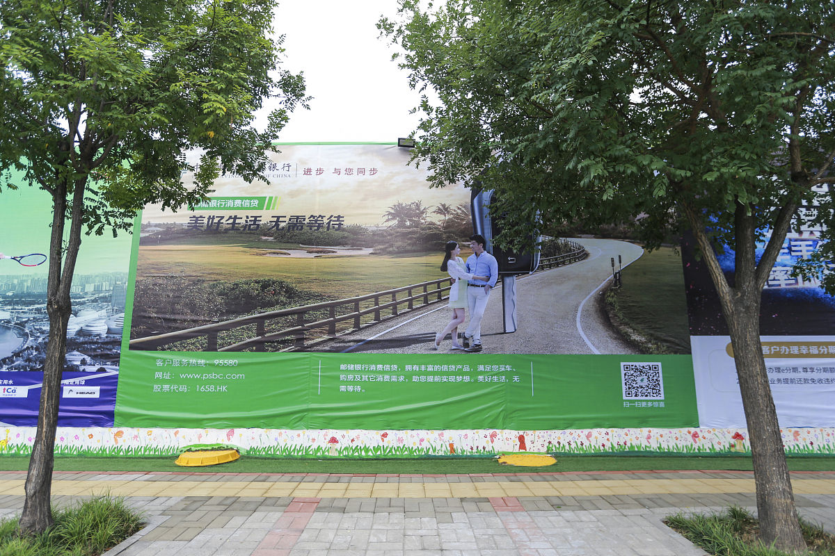 パッケージ施策と連動した屋外広告デジタルサイネージなどであれば可能性あり。「ビーチバー」はパッケージBの延長としてコロシアム周辺に設営するなら可能性あるが、カーシアターや体育館でのパブリックビューイングはテニスでは厳しいか？以上翻译成中文