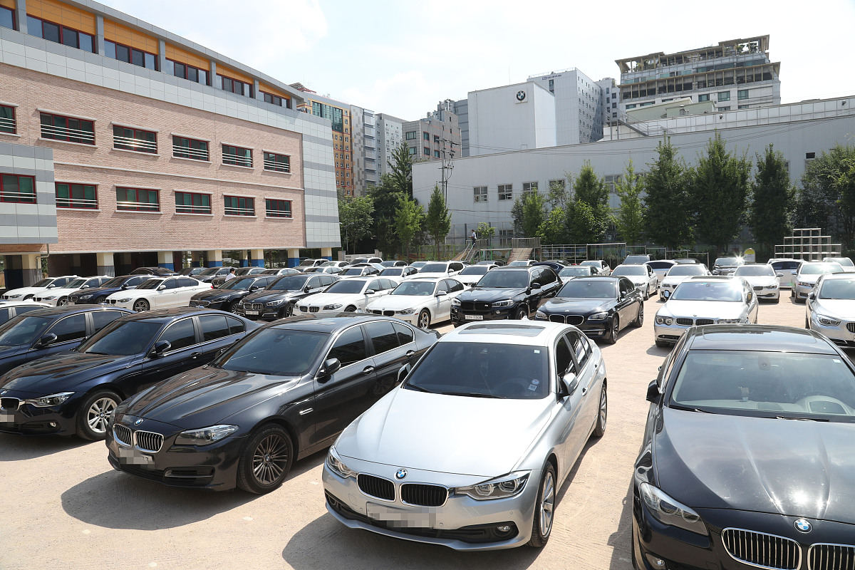 当地时间2018年8月14日,韩国首尔,麻浦区出于放假时期的小学操场停满