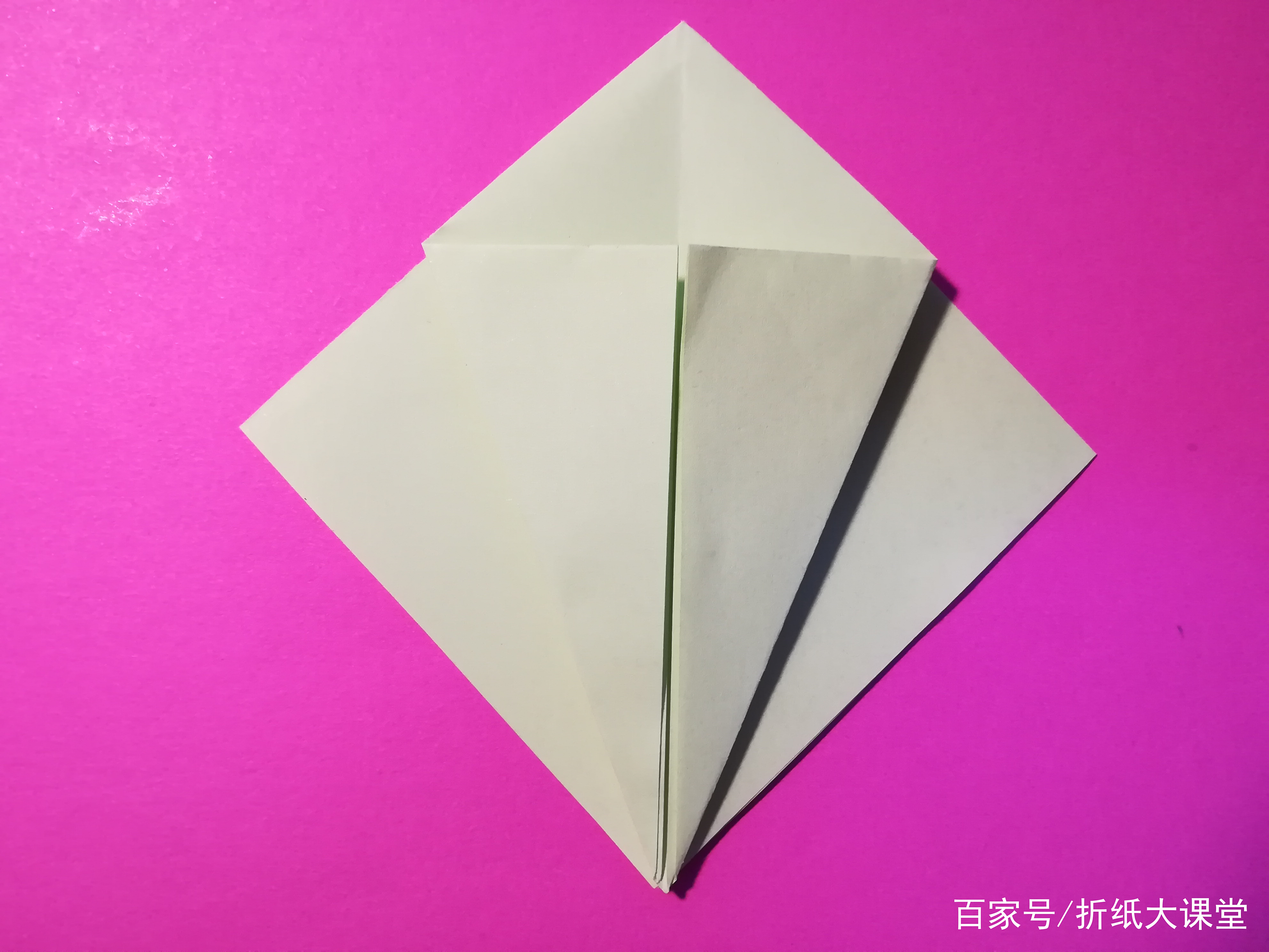 做手工可以锻炼孩子们的动手能力,还能开发智力,所以很多的幼儿园都开通了手工课程,其实孩子都喜欢和自己的父母在一起玩,所以带孩子做手工,还能增进亲子关系,今天小编就带我家的女儿用折纸折叠了一个小鸟,现在一起分享给大家! 首先要准备一张正方形的彩色的折纸,折纸的尺寸为10*10厘米,如图 把折纸沿着它的对角线和中线各折叠4次,折叠出清晰的米字型的折痕出来,如图 把折纸沿着米字型的折痕内收,使得折纸变为一个双面的正方形,如图 把折纸外面一层的直角的两个边,折向折纸中间的对角线,使得折纸继续保持左右对称