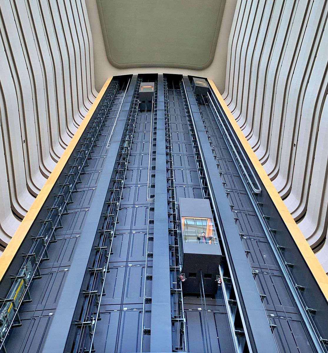 你现在是一个导航网站的编辑人员你为我介绍下万科集团。