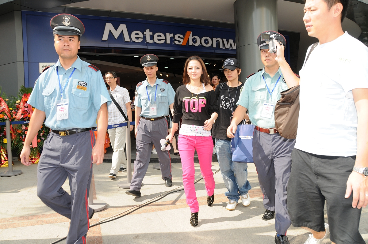 小辉到商场购物商场保安怀疑他偷拿商场的物品．将他带到治安办公室强行搜身．从法律角度看商场保安的这一行为侵犯了小辉的A 知情权B 人身自由权C 自主选择权D 肖像权请给出解题思路并逐一分析选项和给出错误理由