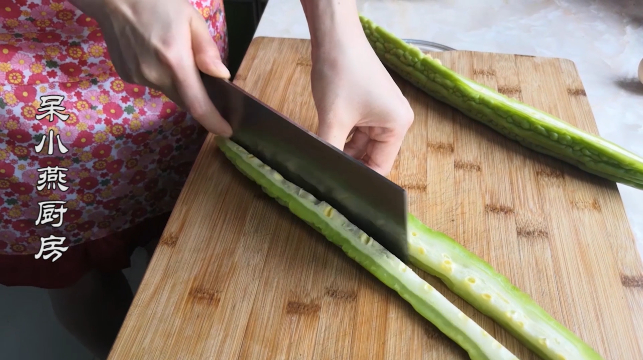 苦瓜炒鸡蛋怎么做好吃,记住这1个步骤,苦瓜不苦还超级下饭