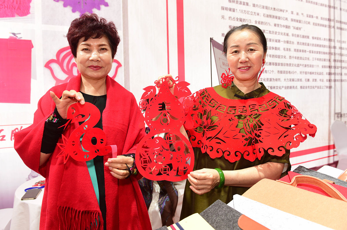 2018年6月15日,江苏扬州,展会上市民观看展览,玉器,漆器,瓷器等展品吸
