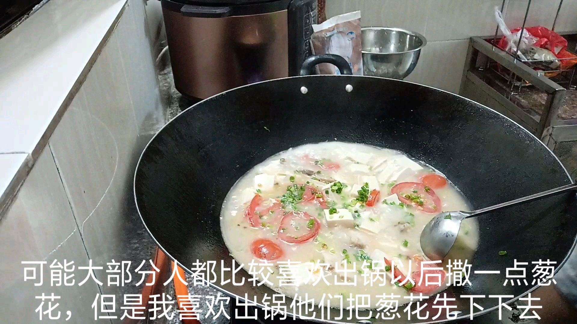 逗妈做的这道鱼头豆腐汤。大人小孩都爱喝,一看就会。
