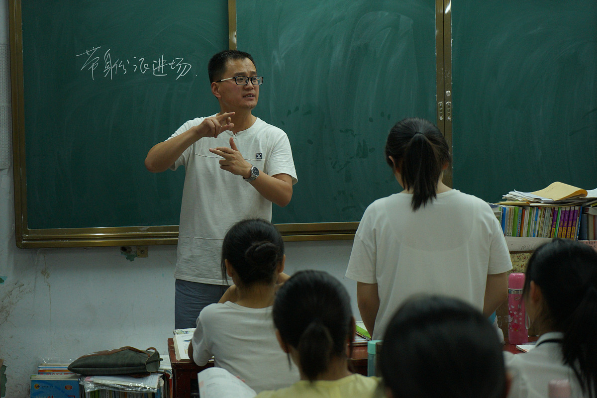 改写这段话：“电凝聚的基本经济参数是电能消耗。磷酸盐去除率随着处理时间的增加而增加，而过多的处理时间会导致高能耗。
“