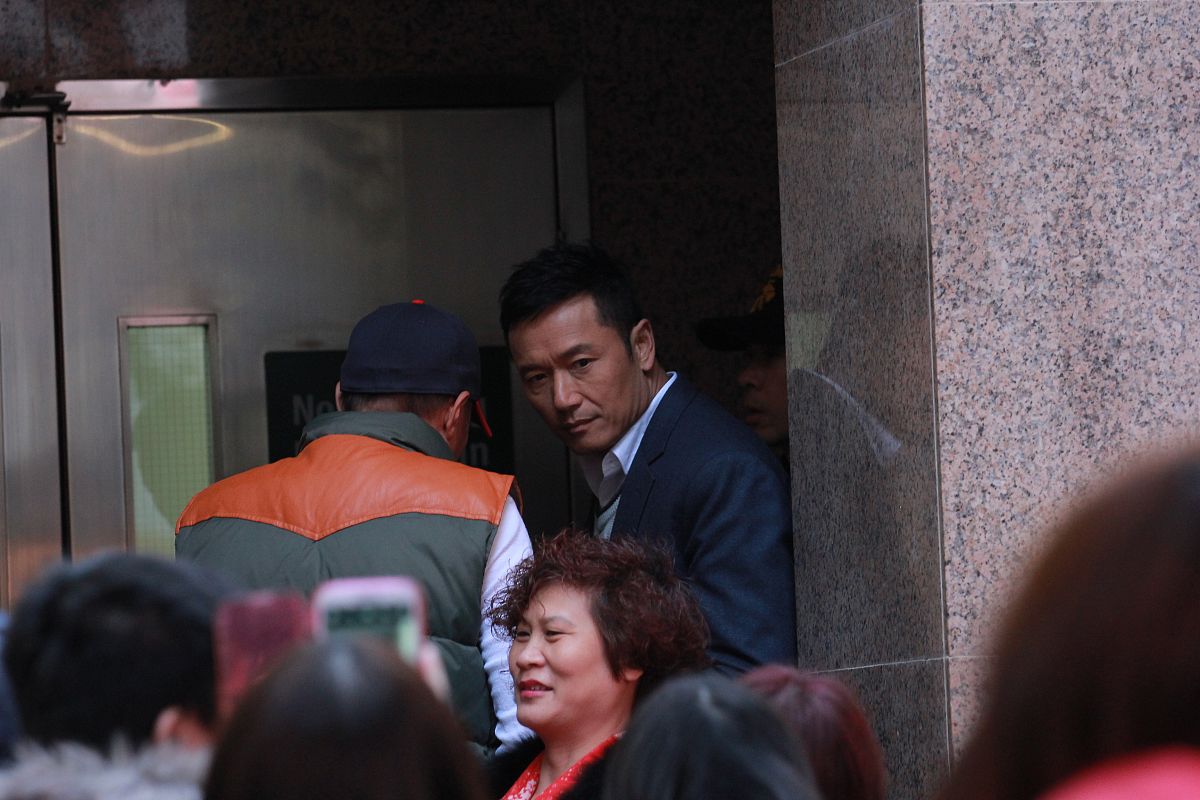 有一个电视剧男角色的老婆抽大烟然后他还和沈春阳扮演的特工暧昧