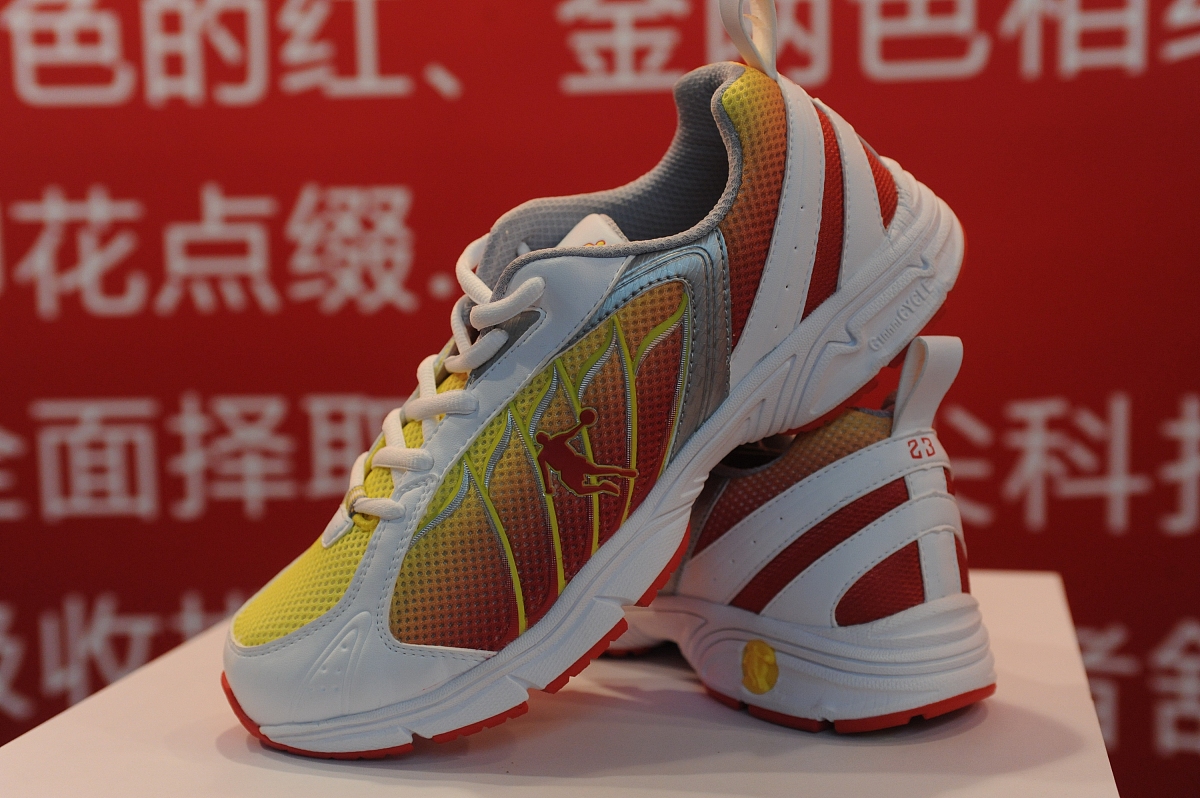 你现在是一个导航网站的编辑人员请以韩国时尚运动品牌RAPIDO隶属韩国三星集团。Rapido这个词源自西班牙语意为快速飞驰。 2015年1月RAPIDO邀请朴信惠作为全新代言人。为中心写相关介绍。