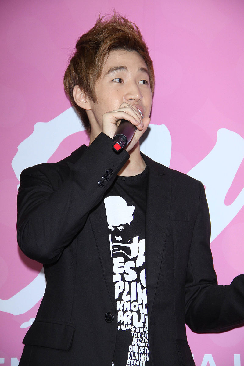 2011年7月8日,台北,"s.m.官方明星商品专门店"开业.super junior-m团