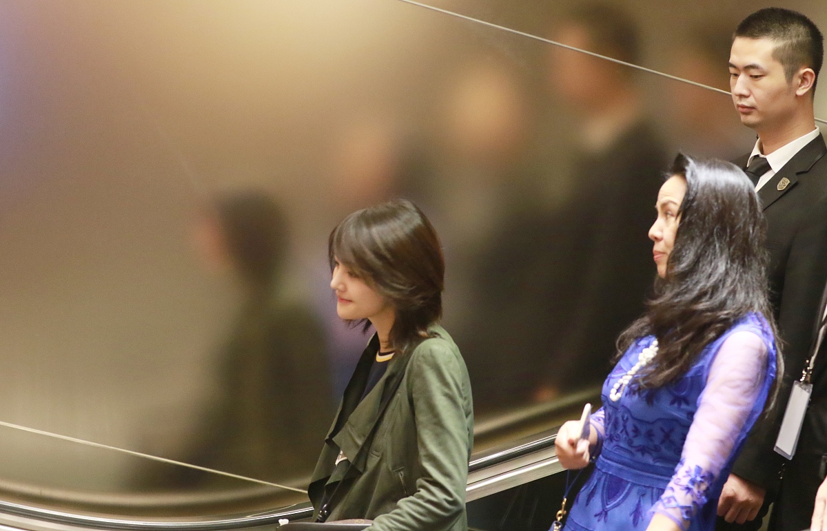 在森林中加速行走躲避敌人追捕的词语