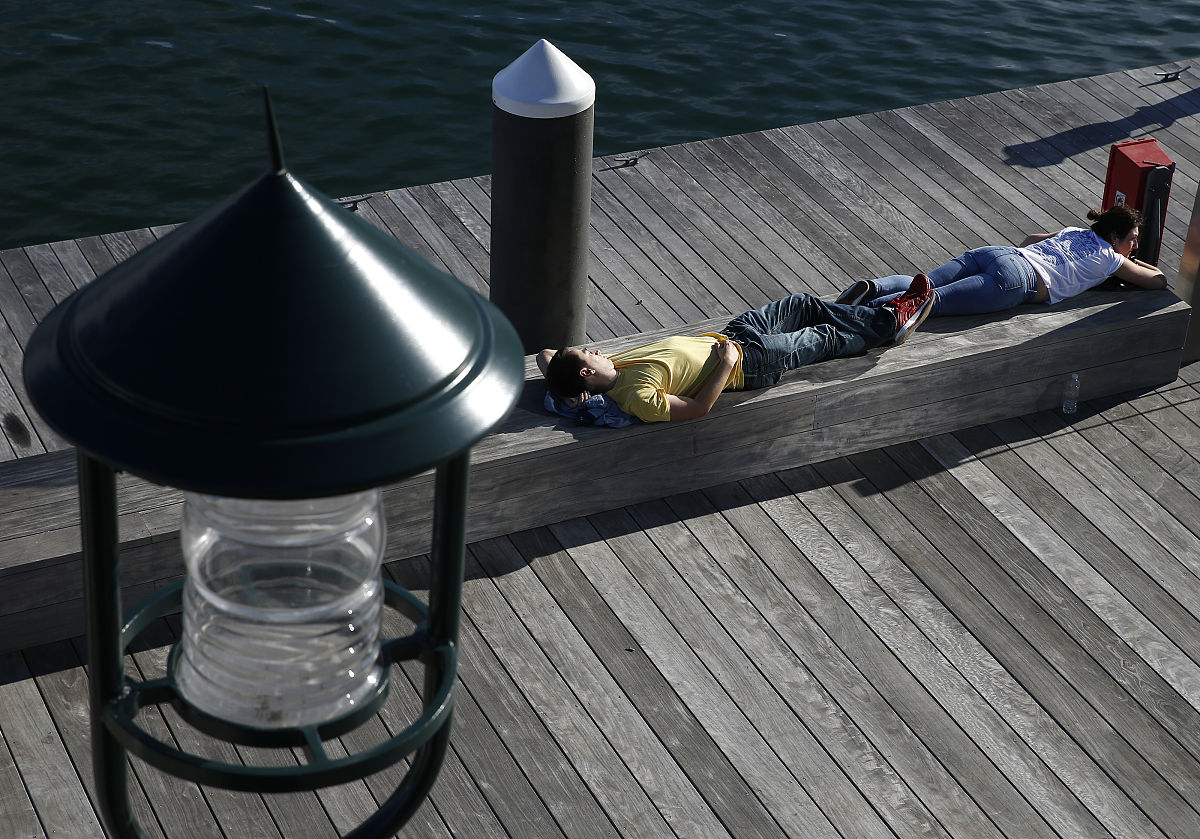 用美式英语写6条关于Outdoor BBQ Lighter Torch Turbo Lighter Jet Butane 1300的好评以及其好评标题。结果格式为：标题+空格+好评内容不显示结果序号