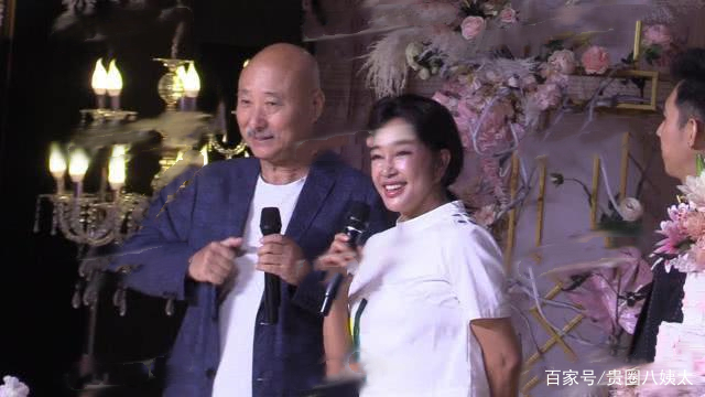 65岁朱时茂儿子办婚宴，陈佩斯刘晓庆艺术家齐聚，冯小刚抢镜
