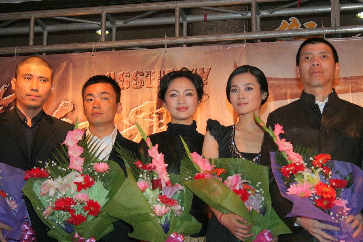 分析影片《雁南飞》 1简要概括影片故事内容及影片表达的主题 2分析影片中至少三个人物的性格 3结合影片具体片段分析影片的美学特征