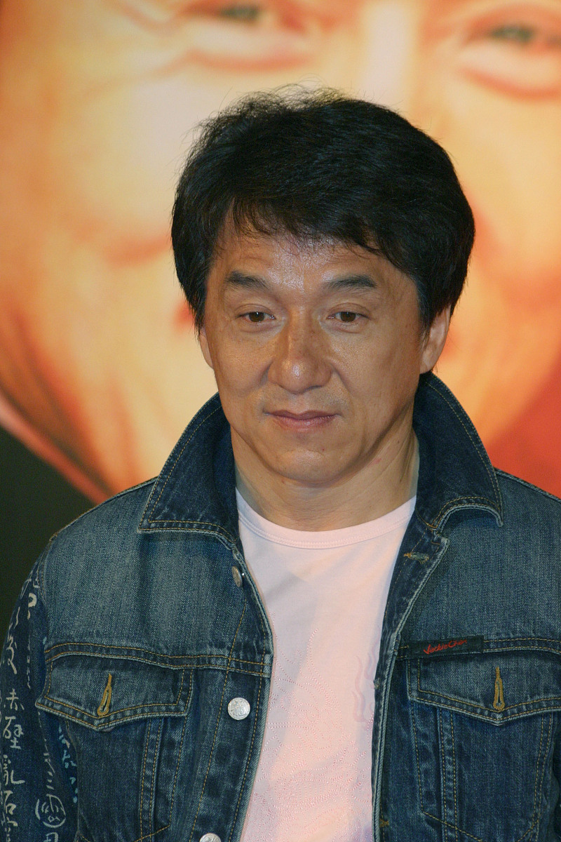 2006年7月29日下午,成龙现身东莞为自己的jackie chan鞋品牌宣传造势.