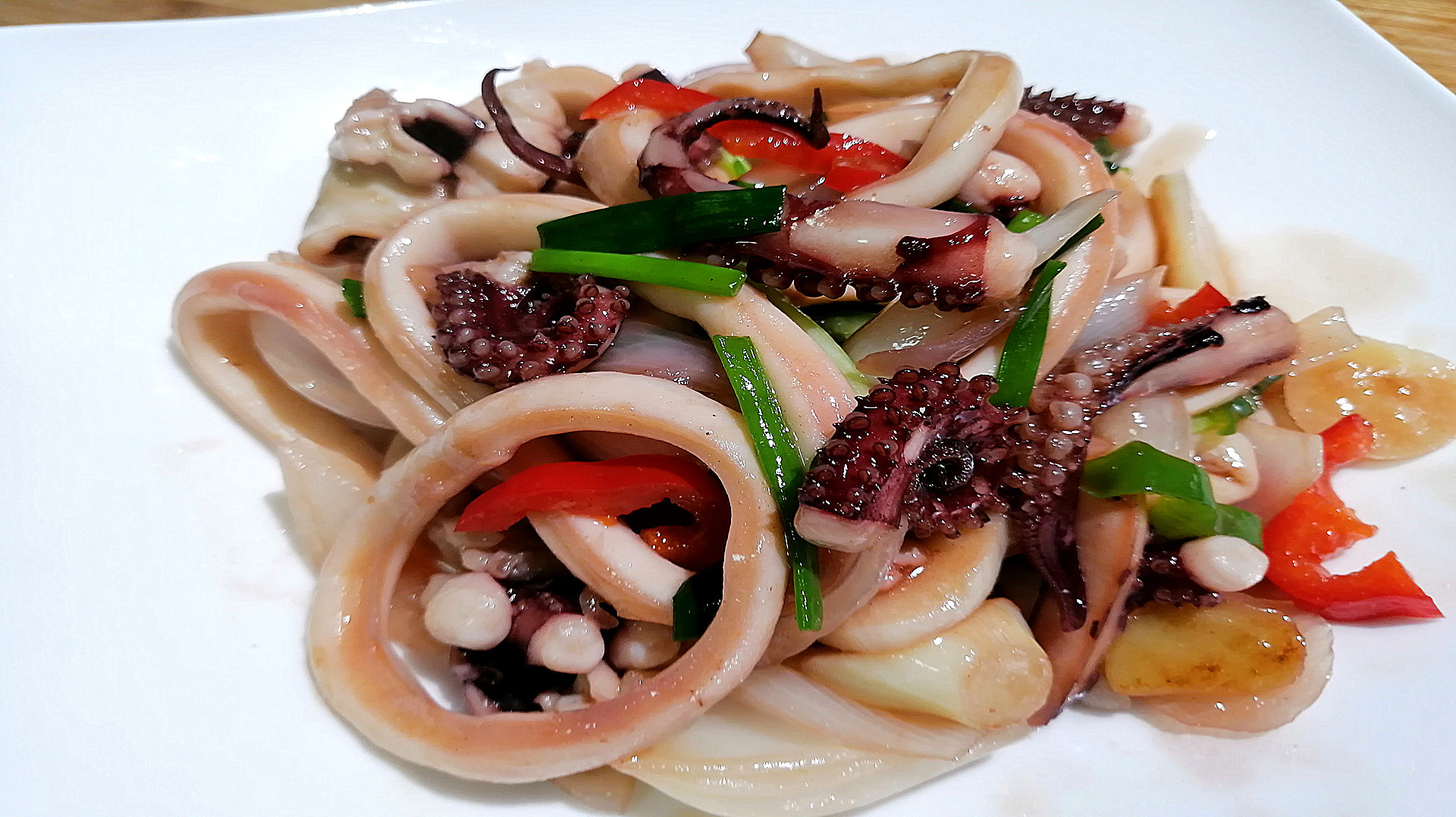 炒鱿鱼需要焯水吗?这样做出来的鱿鱼鲜嫩脆爽,好吃无异味