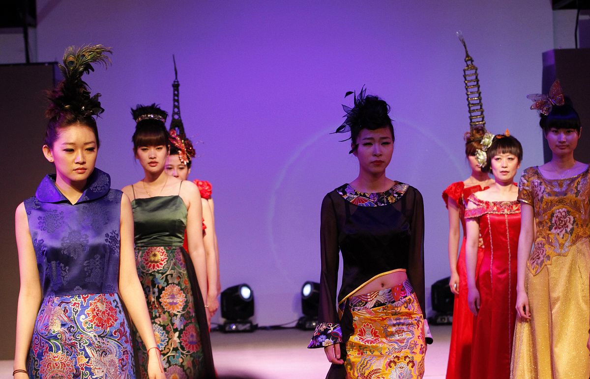 我们来玩个游戏，假设你是作家曹雪芹，请你帮助周星驰写红楼梦喜剧电影剧本，请你学习大话西游台词，用大话西游台词风格去写2000字符以内