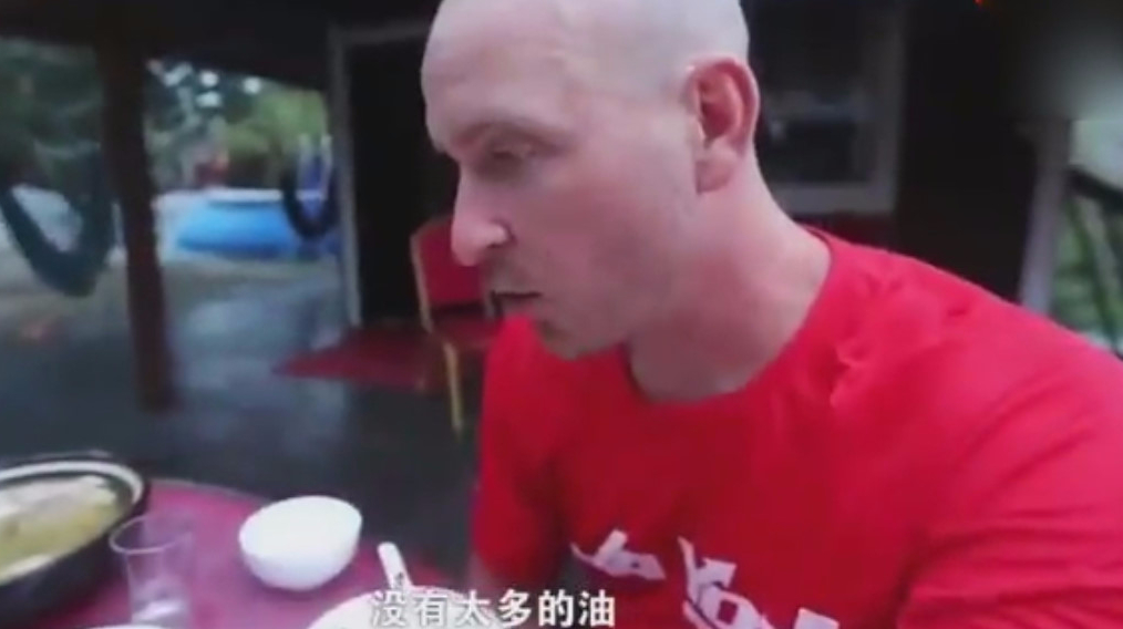 实拍外国男子第一次喝中国的土鸡汤,这表情让人目瞪口呆!