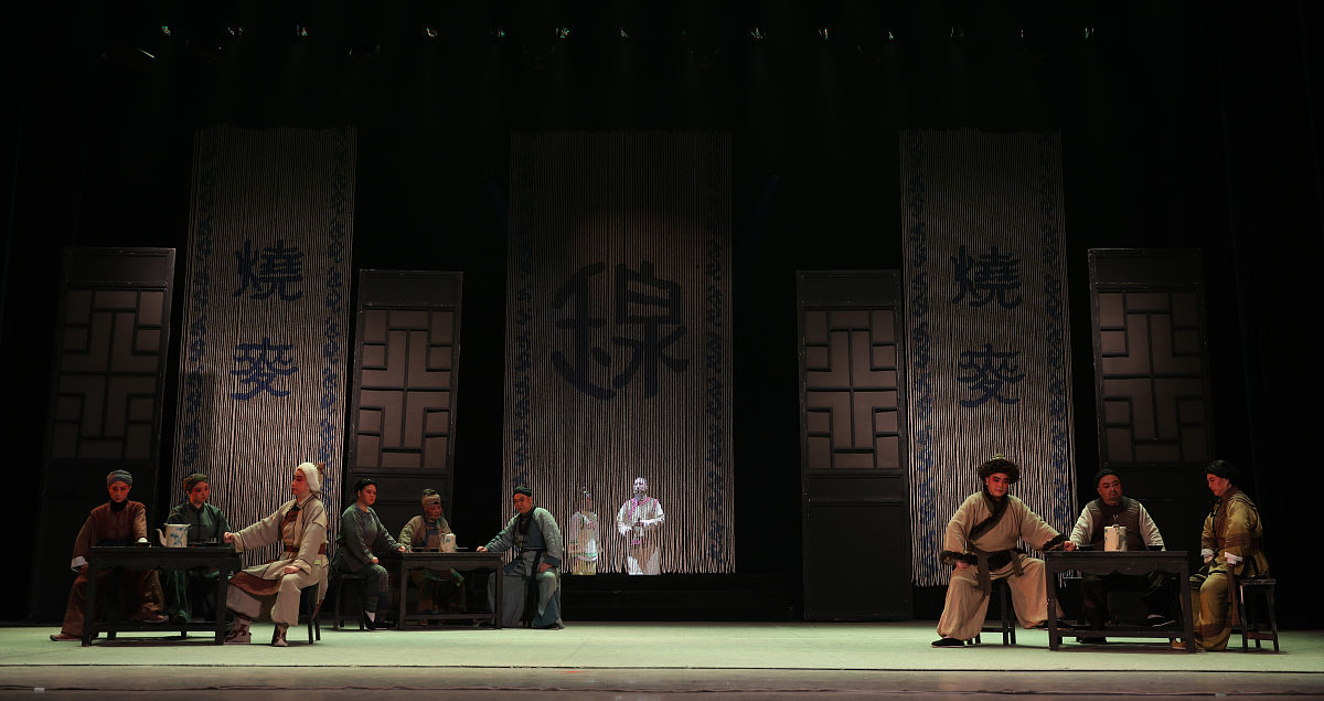 写一个短话剧剧本字数控制在以前字以内素材来源于中国真实的历史不能过度虚化主人公是战国时期的屈原。人物背景：屈原是楚国的大臣他是个热爱国家、胸怀大志的忠臣一心想使楚国变得更强大。在楚国人民都很敬重屈原。剧本大概描绘屈原收到了奸臣的诽谤和排挤被逐出京城流放外地无法为国效力只能眼睁睁的看着楚国一天天衰败下去。最后屈原知道楚国被攻破后内心悲愤不已心如刀割随后跳江自尽以身殉国。