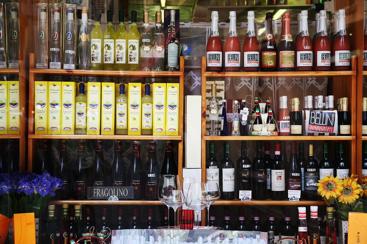 帮我想100个红酒店铺名称有创意一些的