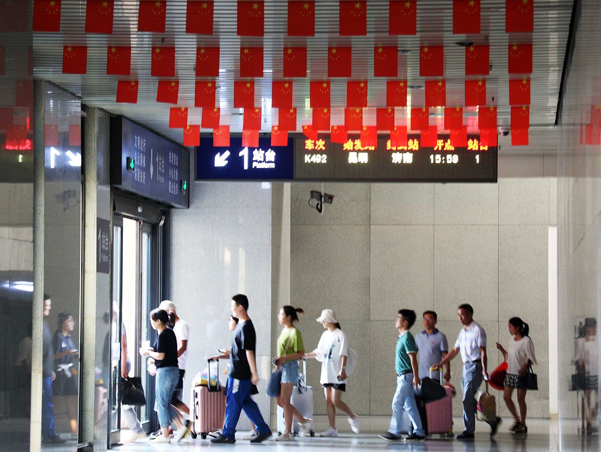 南昌站a4检票口上二楼往哪边走帮我用200字详细描述