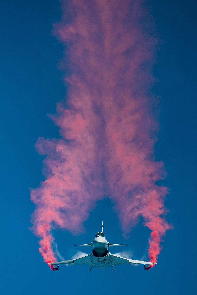 战斗机尾焰会出现白色红色橘色蓝色等多种颜色这是什么原因导致的？