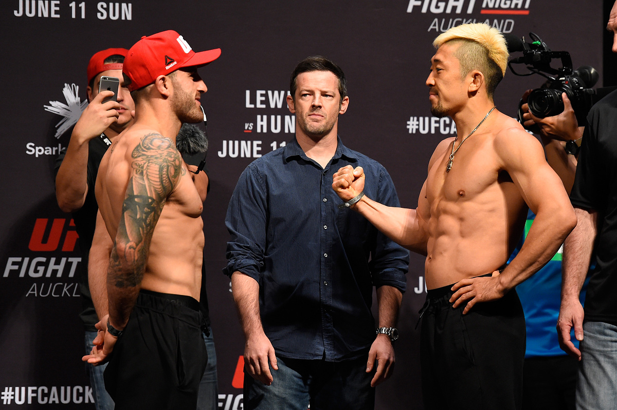 关于wwe rey mysteriowwe rey mysterio是一个备受尊敬的摔角手他以他的速度、技巧和独特的外表而闻名。他的职业生涯始于20世纪90年代而他的名字则在2000年代初开始广为人知。他是一位多次获得世界冠军的选手他的技术和表演能力使他成为了许多wwe粉丝心目中的偶像。rey mysterio的真名是oscar gutierrez rubio。他出生于墨