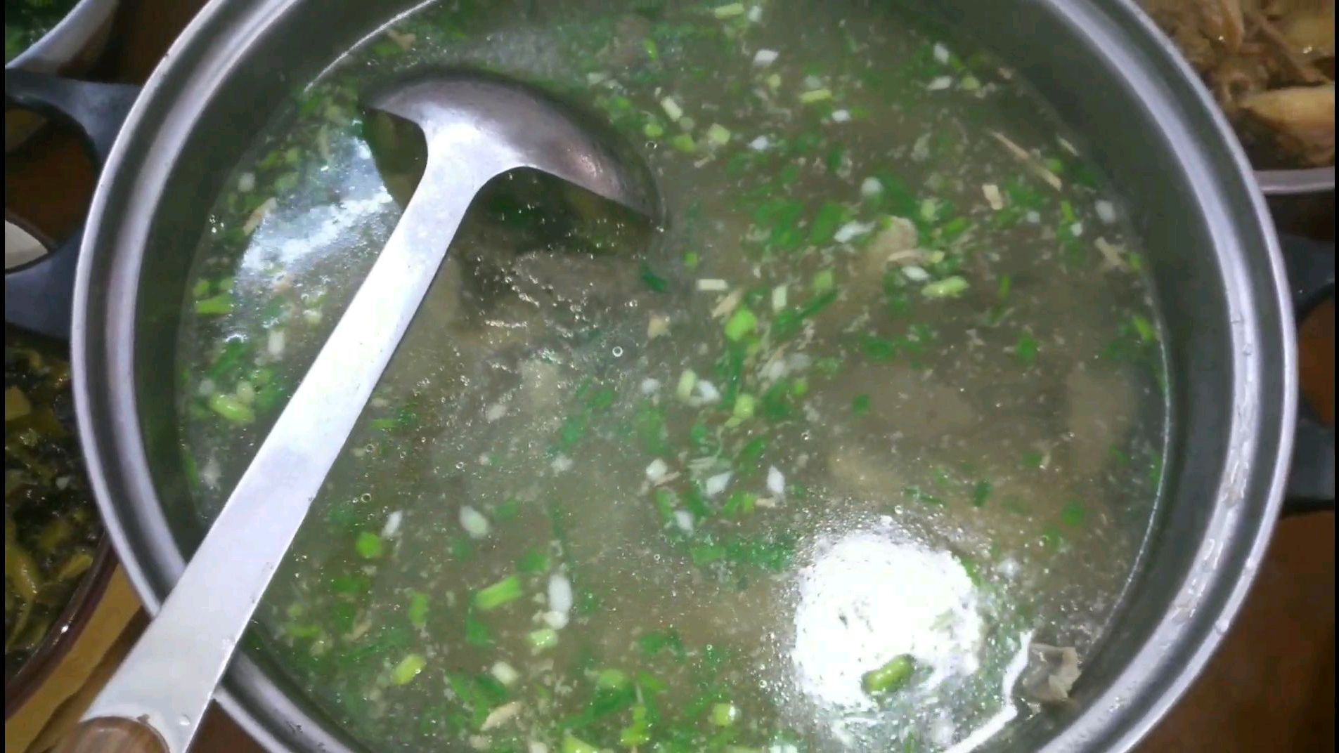 下次杀鸭子的时候别再把鸭血和鸭内脏丢了,用来这样煮汤非常鲜