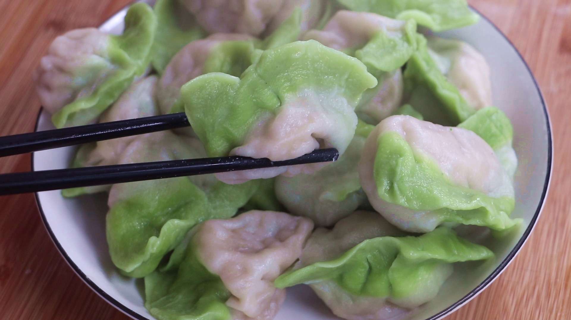 我家过年都做这样的饺子,好看又好吃,白菜寓意百财,年味更浓了