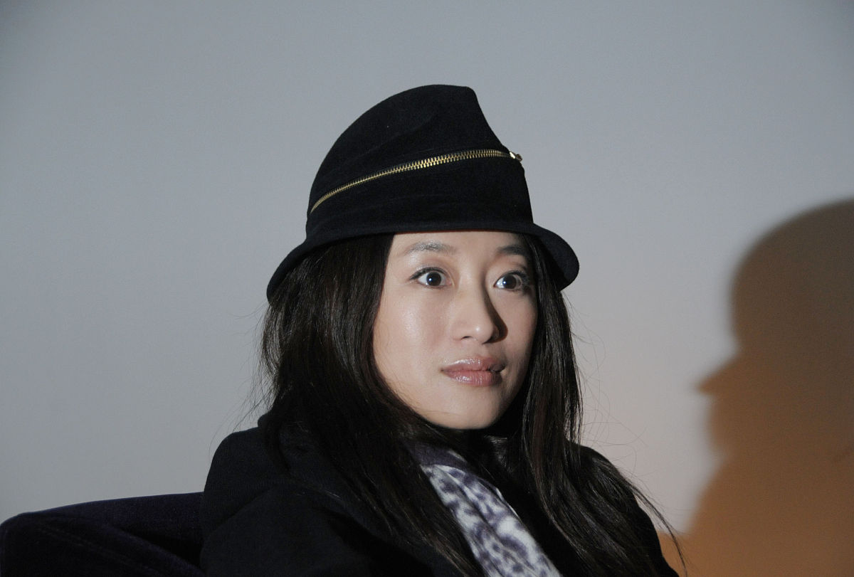 2008年11月12日,变身艺术家的知名歌星艾敬在北京其艺术展现场接受专