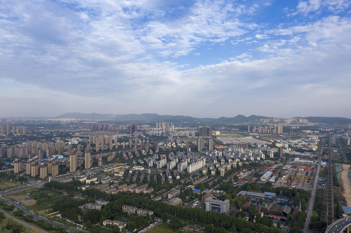 2019年5月21日,航拍晨曦中的南京长江大桥及周边城市风光.