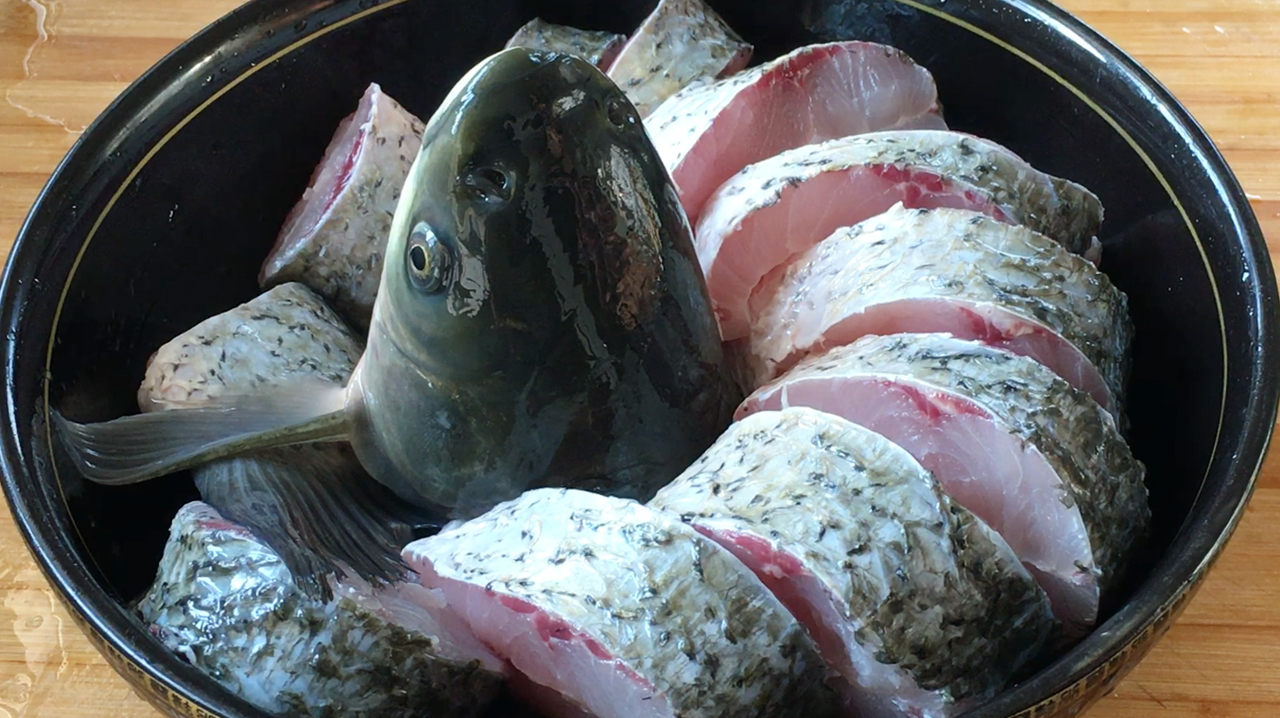 鱼肉这样做一锅都不够吃,不加一滴水,美味鲜香,比饭店还要好吃