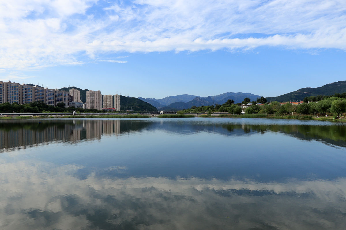 2019年9月14日,北京门头沟永定河畔风光,阳光时隐时现,清澈的河水倒映