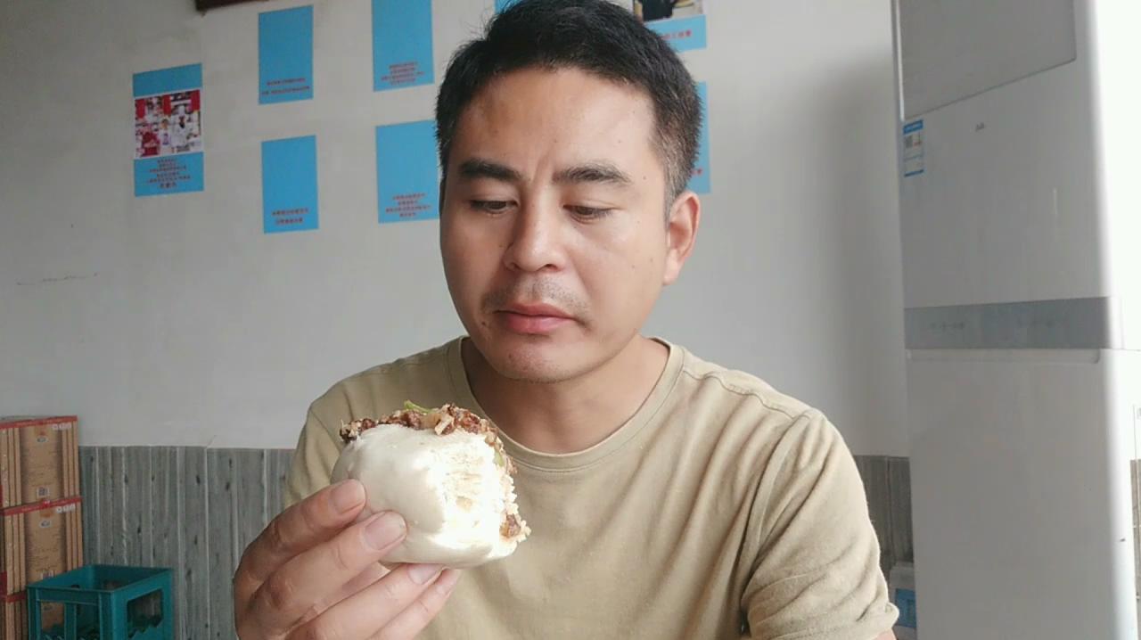 安徽阜阳:小亮帮堂哥干啥活?先吃肉夹馍填饱,还见到明星