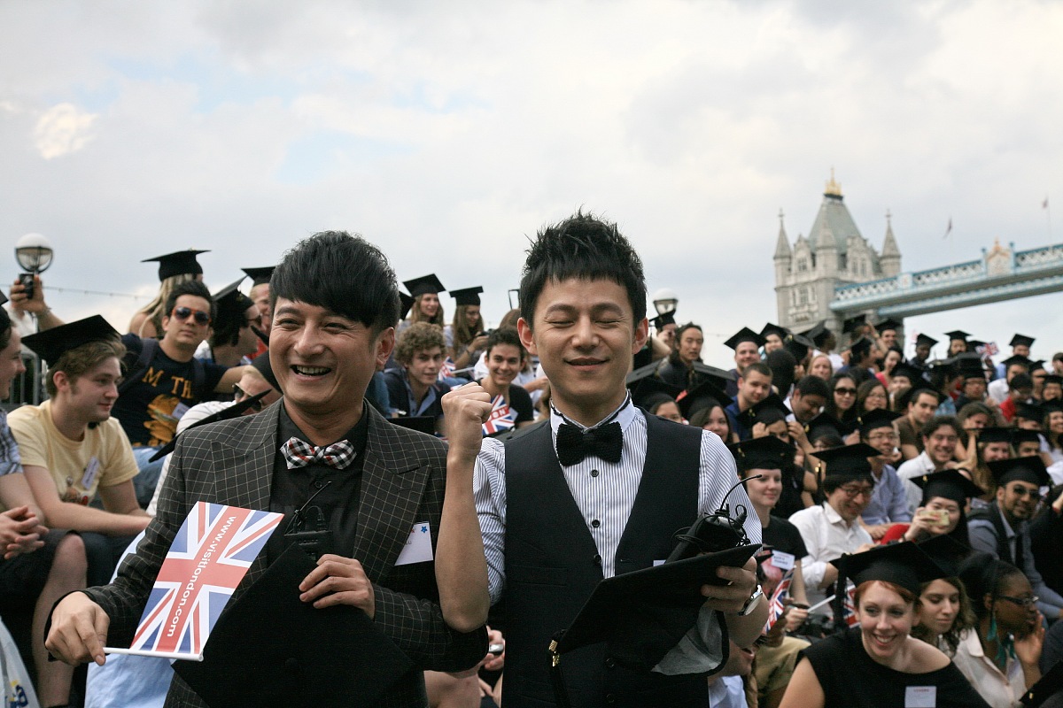 2012年5月30日,伦敦,250名来自100多个国家的留学生在英国伦敦齐抛毕