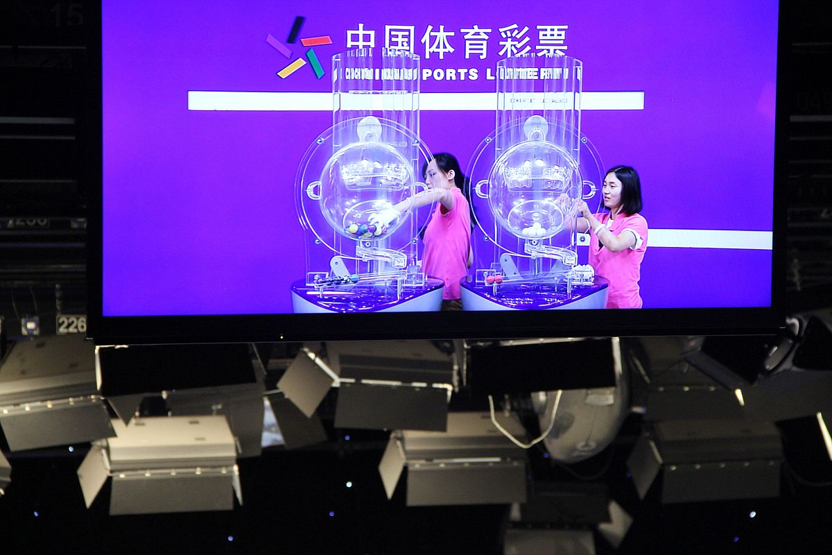 2015年8月3日,北京,体彩超级大乐透开奖现场.***_***2015年8月3日,北