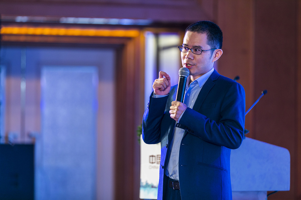 请将以下文字转换为系统功能点描述：资产审核主要完成对已提交的资产入账、资产变动、资产处置、资产维修等 进行最终的审核功能。由相关的资产管理部门执行。如果各环节出现问题则可 以退回。并且提供详细的退回原因。